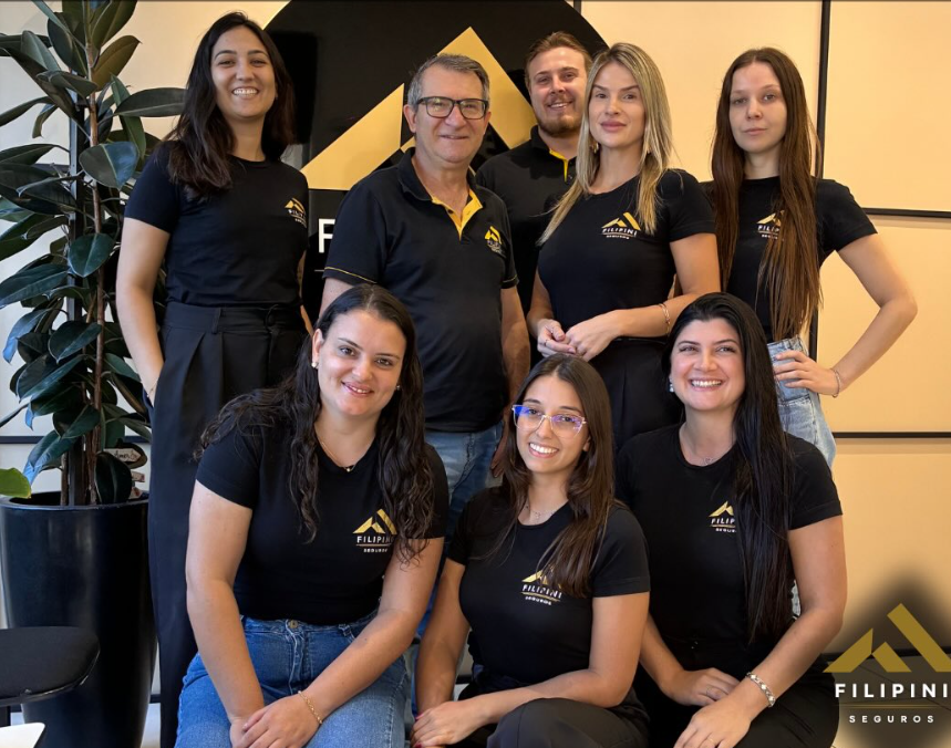 Equipe da Filipini Seguros reunida na sede da empresa